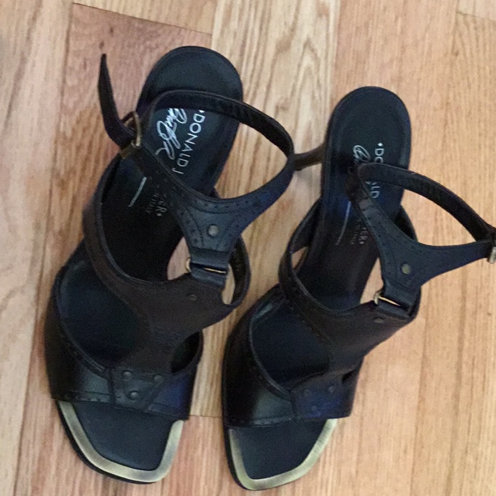 **SALE** Donald J Pliner Black Leather sandals Size 8M